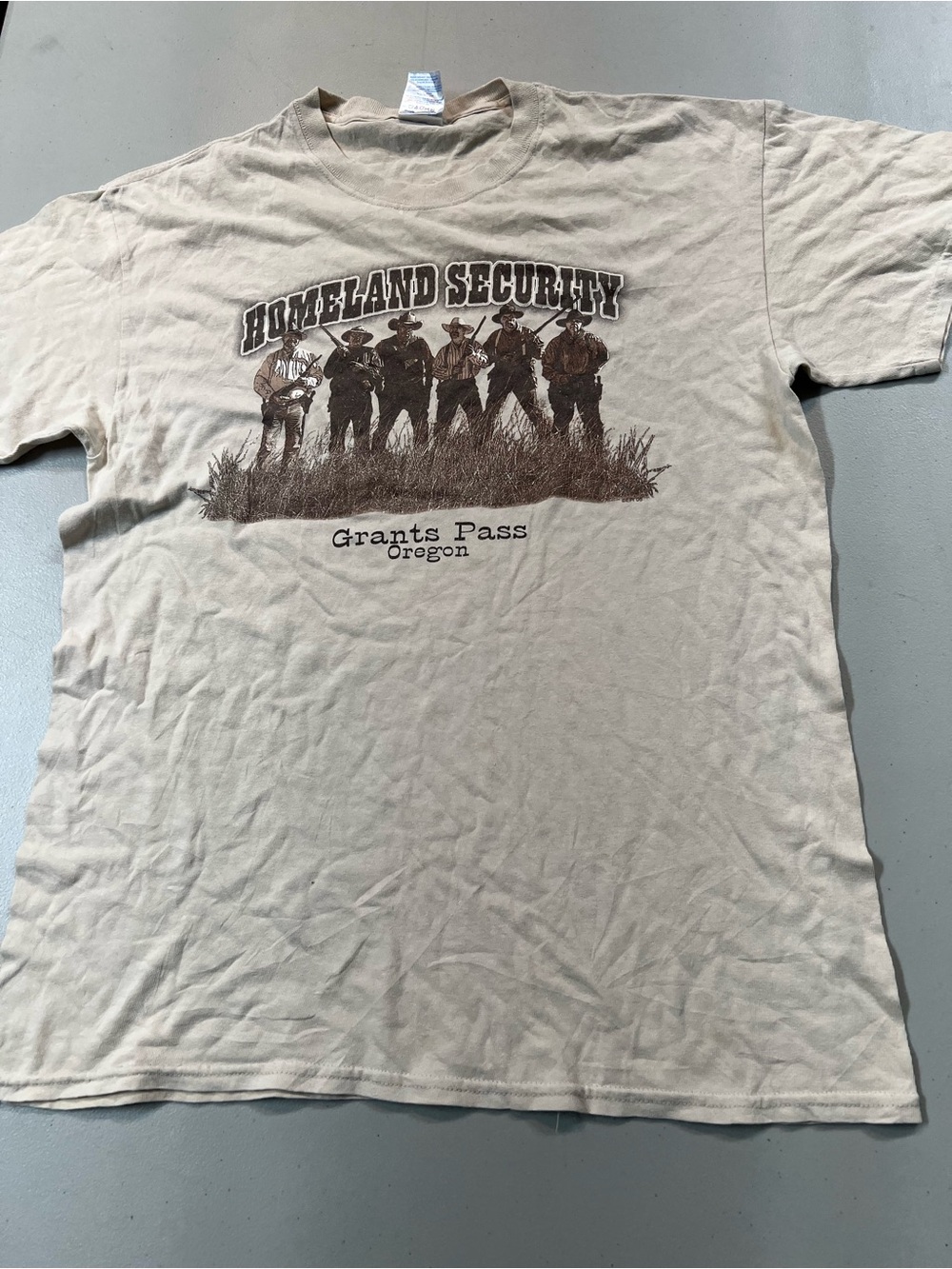 Grants Pass Oregon Cowboy Graphic T-Shirt Men’s Medium Cream Western Gildan